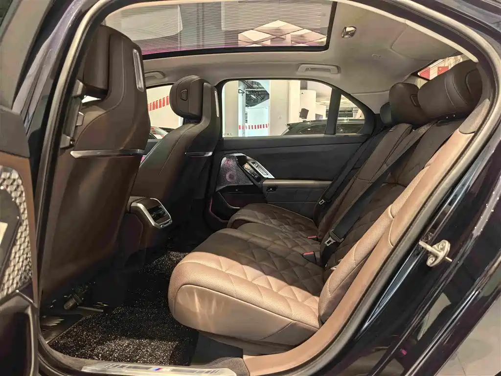 BMW i7 2023 eDrive50L Leading M Sports Package купить на сайте DeffCars