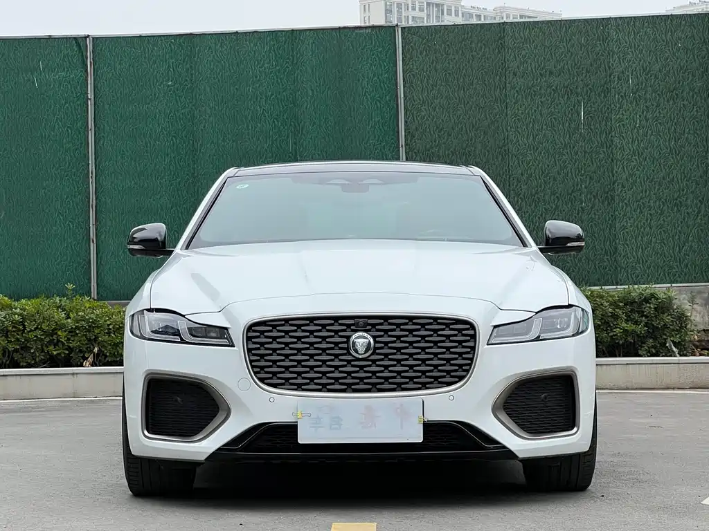 Jaguar XFL 2024 2.0T P300 four-wheel drive flagship sports gold version купить на сайте DeffCars