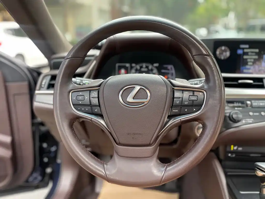 Lexus ES 2018 200 Excellence Edition National V купить на сайте DeffCars