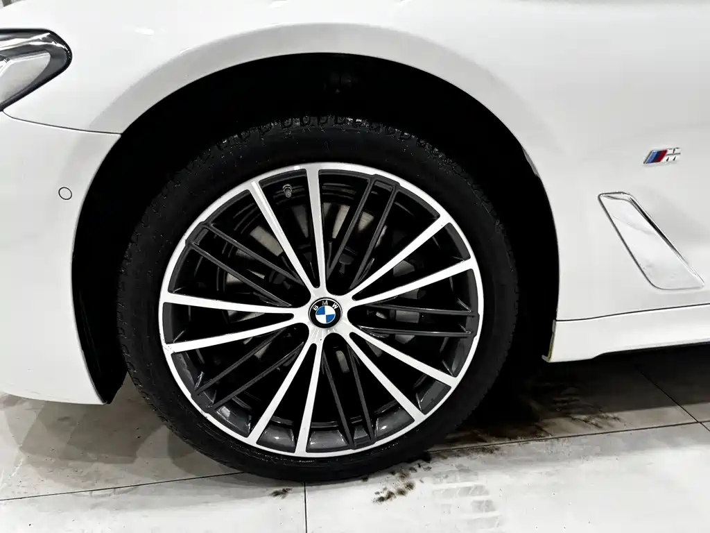 BMW 5 Series 2023 530Li Leading M Sports Package купить на сайте DeffCars