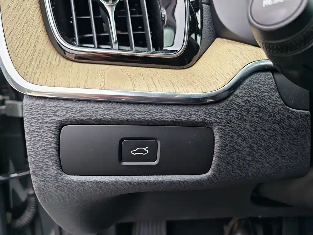 Volvo XC60 2026 B5 four-wheel drive Zhiyuan Sports Edition купить на сайте DeffCars