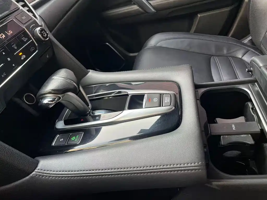 Honda UR-V 2017 240TURBO 2WD Deluxe Edition National V купить на сайте DeffCars