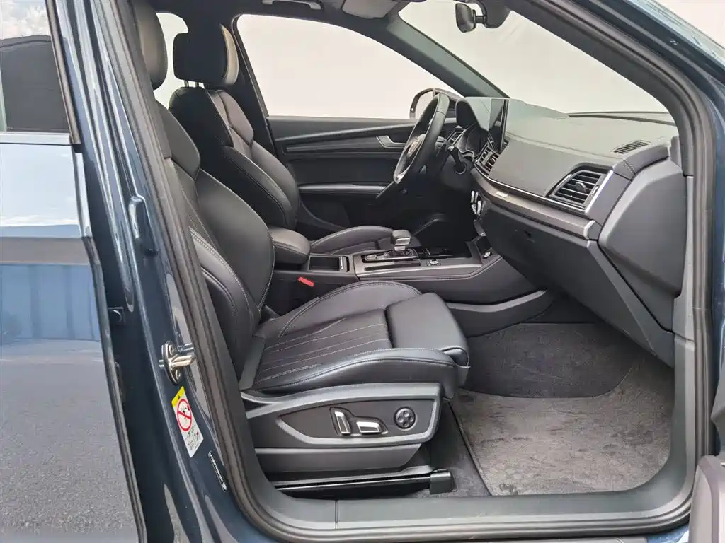 Audi Q5L 2025 45th Anniversary Collector's Edition 40 TFSI Luxurious and Dynamic купить на сайте DeffCars