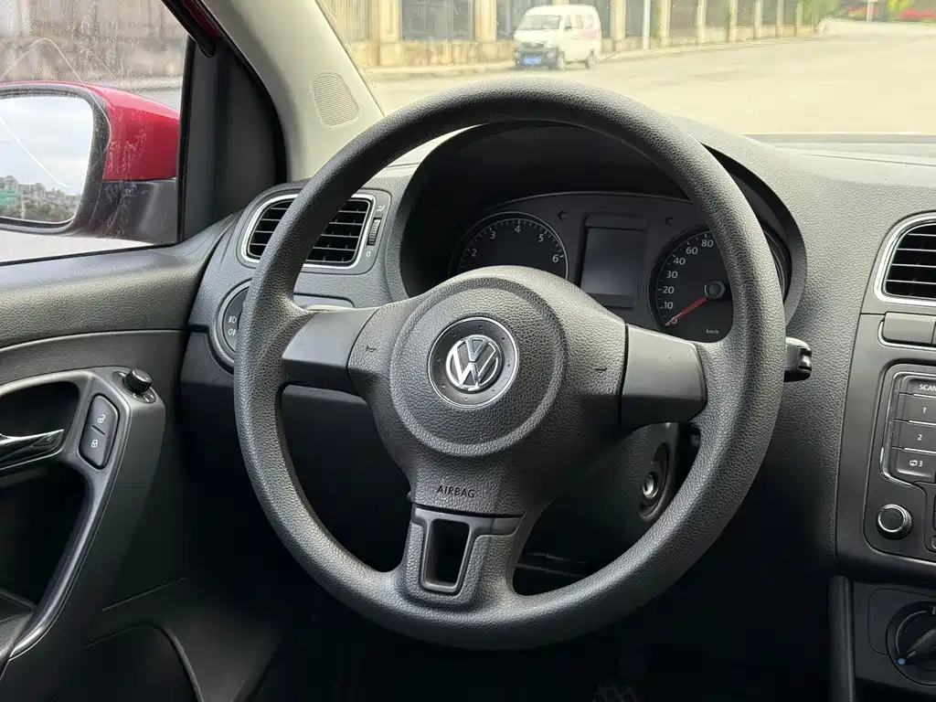 Polo 2013 1.4L manual comfort version купить на сайте DeffCars