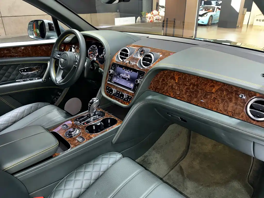 Bentayga 2017 6.0T Standard Edition купить на сайте DeffCars