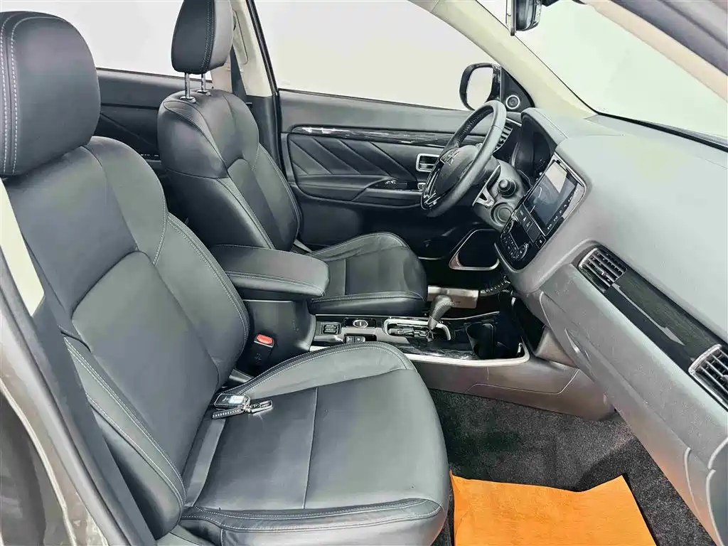 Outlander 2019 2.4L four-wheel drive exclusive version, 5 seats, National V купить на сайте DeffCars