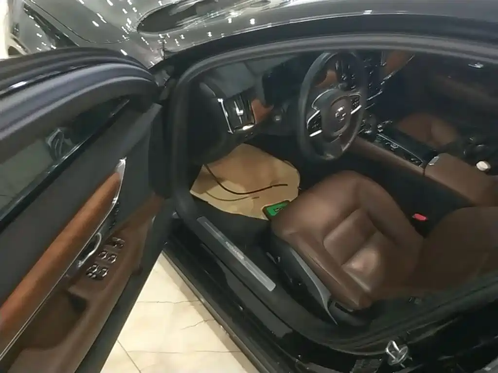 Volvo S90 plug-in hybrid 2023 T8 plug-in hybrid four-wheel drive long range Zhiyi luxury version купить на сайте DeffCars
