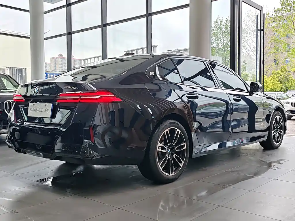 BMW 5 Series 2025 530Li Leading M Sports Package купить на сайте DeffCars