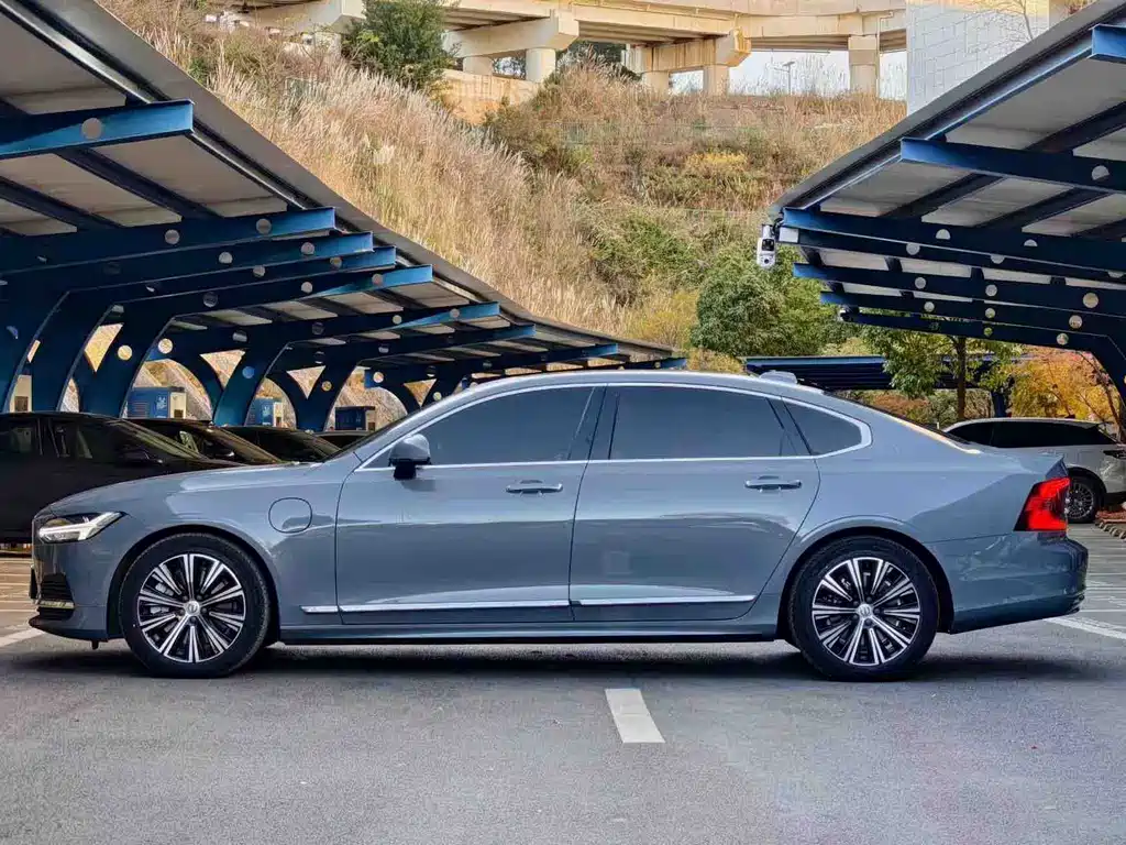 Volvo S90 Plug-in Hybrid 2022 T8 E-Drive Hybrid Zhiyi Luxury Edition купить на сайте DeffCars