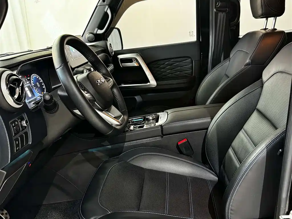 Beijing off-road BJ40 2023 2.0T automatic four-wheel drive city hunter version knight type купить на сайте DeffCars