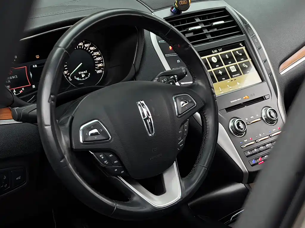 Lincoln MKC 2018 2.0T Two-wheel drive Premium Edition купить на сайте DeffCars