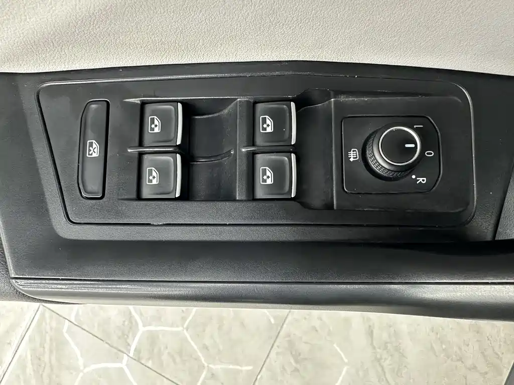T-ROC 2023 280TSI DSG two-wheel drive time version купить на сайте DeffCars