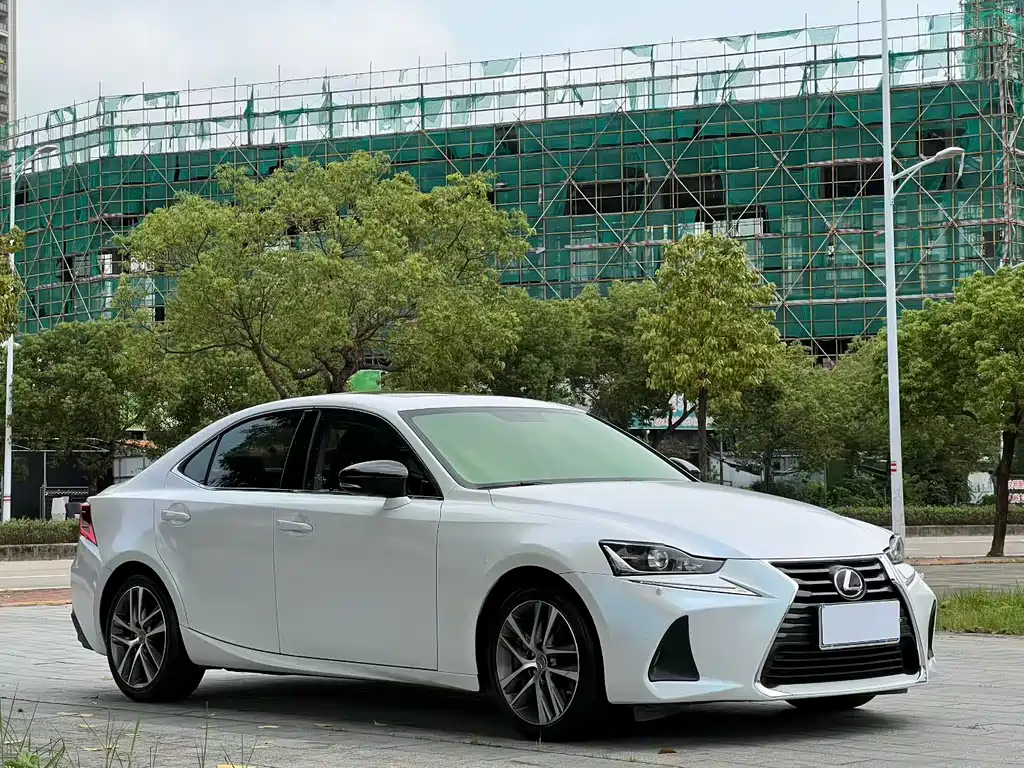 Lexus IS 2017 300 Leading Edition купить на сайте DeffCars