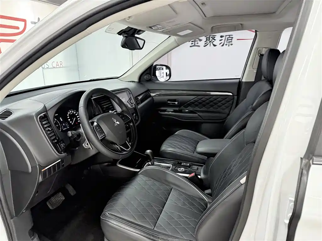 Outlander 2020 2.4L four-wheel drive exclusive version, 5 seats купить на сайте DeffCars