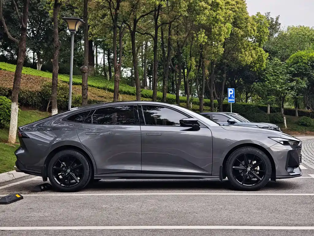Changan UNI-V 2023 1.5T premium model купить на сайте DeffCars