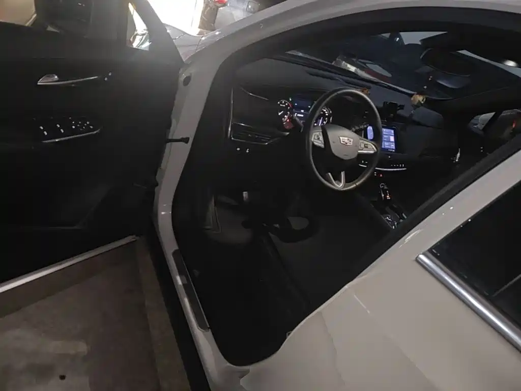 Cadillac XT4 2022 28T two-wheel drive fashion model купить на сайте DeffCars