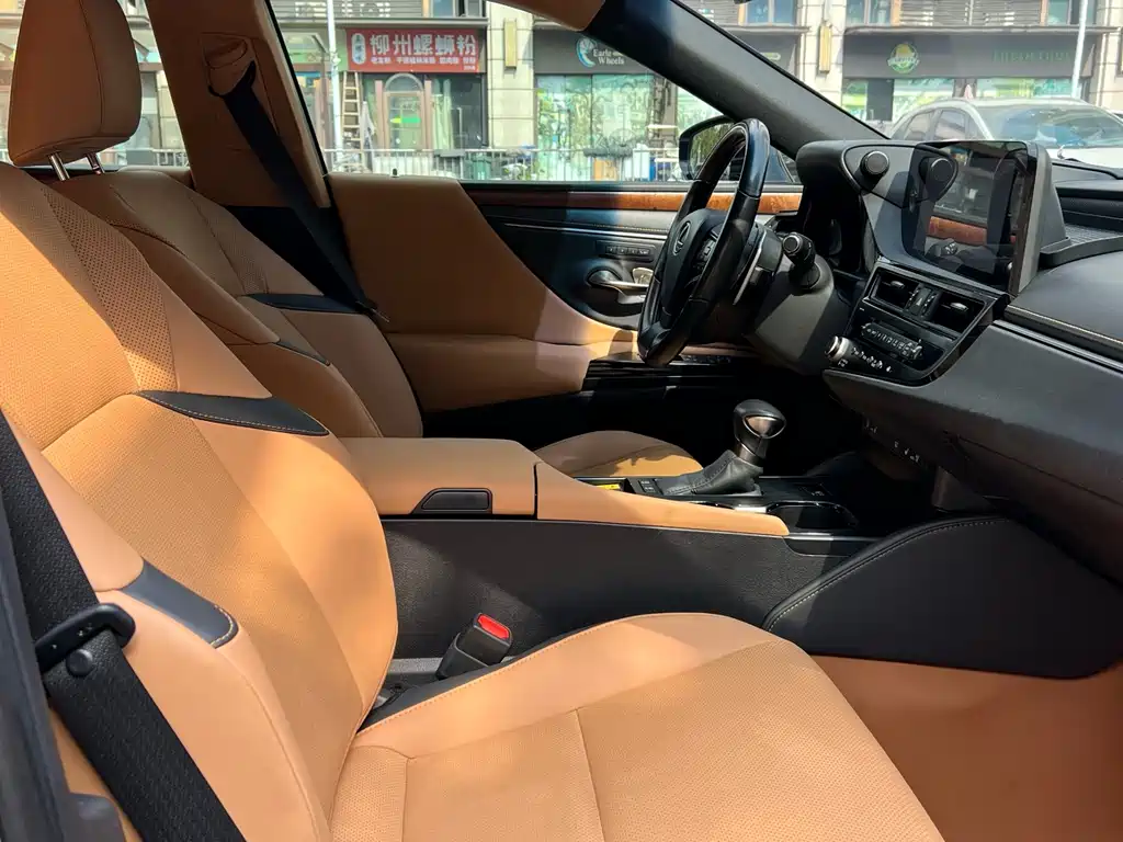 Lexus ES 2022 200 Deluxe Edition купить на сайте DeffCars