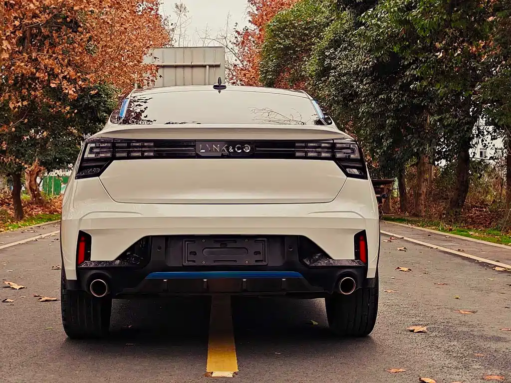 Lynk & Co 05 2022 2.0TD two-wheel drive shines Halo купить на сайте DeffCars