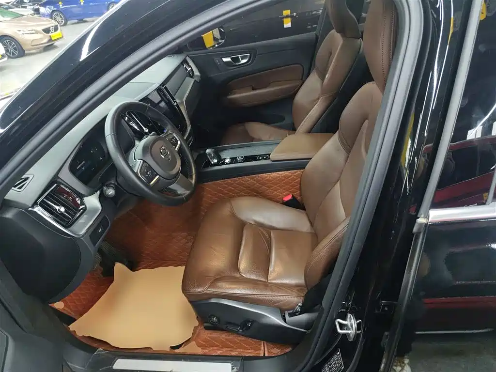 Volvo XC60 2024 B5 four-wheel drive Zhiyi Luxury Edition купить на сайте DeffCars