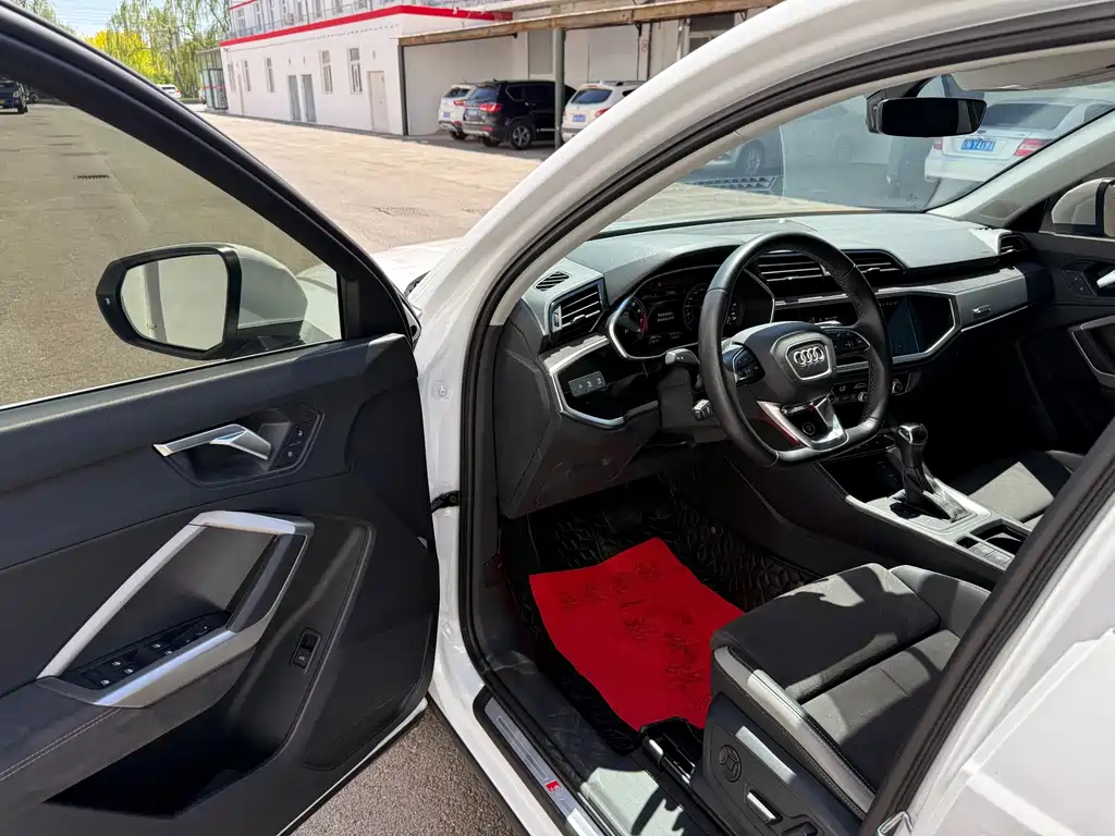 Audi Q3 2023 35 TFSI Fashionable and Dynamic (1.5T) купить на сайте DeffCars