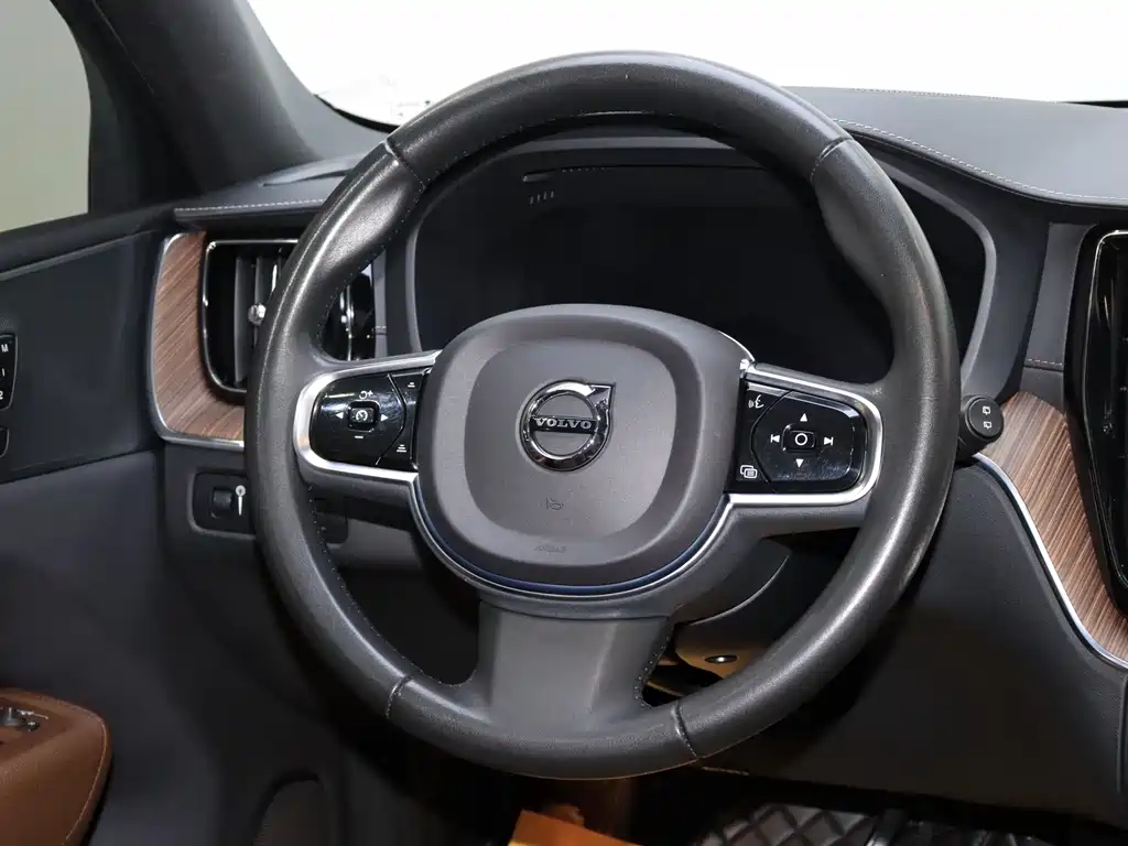 Volvo XC60 2022 B5 four-wheel drive Zhiyuan Deluxe Edition купить на сайте DeffCars