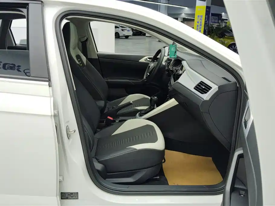 Polo 2021 Plus 1.5L Automatic Colorful Technology Edition купить на сайте DeffCars