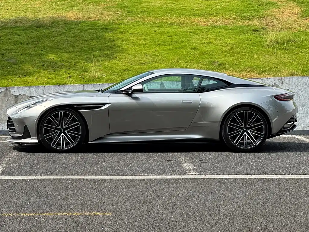 Aston Martin DB12 2023 4.0T V8 Coupe купить на сайте DeffCars