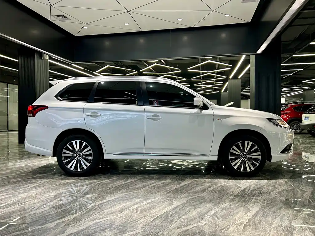Outlander 2021 facelift 2.0L 2WD smooth version 5 seats купить на сайте DeffCars