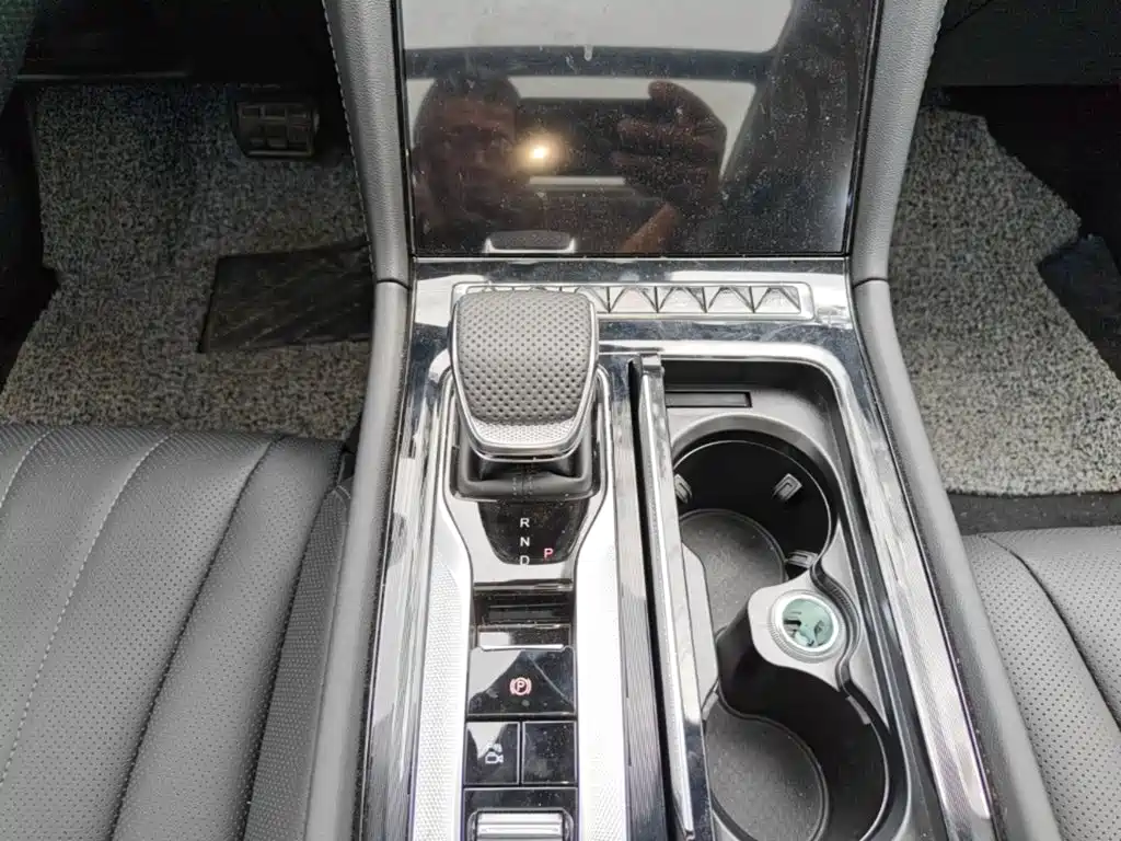 Hongqi H5 PHEV 2025 170 super hybrid version купить на сайте DeffCars