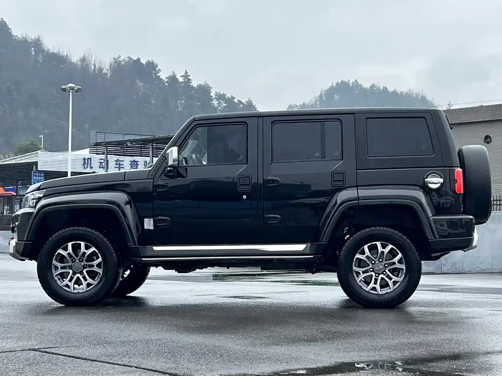 Beijing BJ40 2023 2.0T Automatic 4WD City Hunter Edition купить на сайте DeffCars