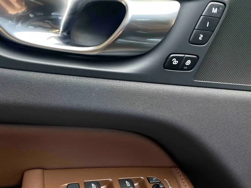 Volvo XC60 plug-in hybrid 2023 T8 plug-in hybrid long-range four-wheel drive Zhiyuan luxury version купить на сайте DeffCars