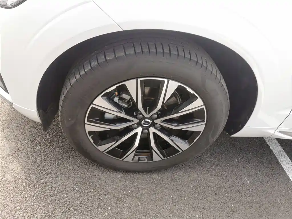 Volvo XC60 2025 B5 four-wheel drive Zhiyuan luxury version купить на сайте DeffCars