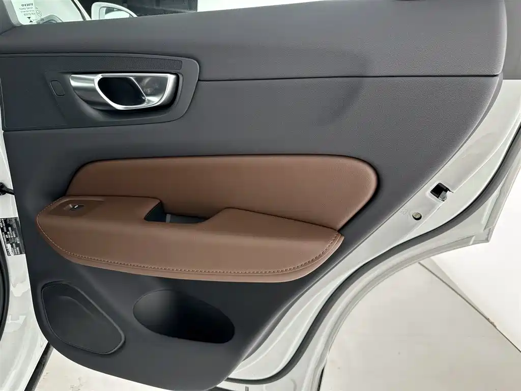 Volvo XC60 2024 B5 four-wheel drive Zhiyi Luxury Edition купить на сайте DeffCars