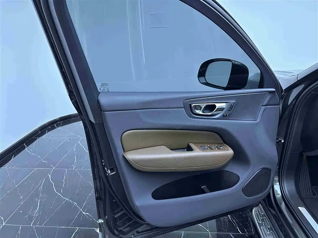 Volvo XC60 2022 B5 four-wheel drive Zhiyi Luxury Edition купить на сайте DeffCars