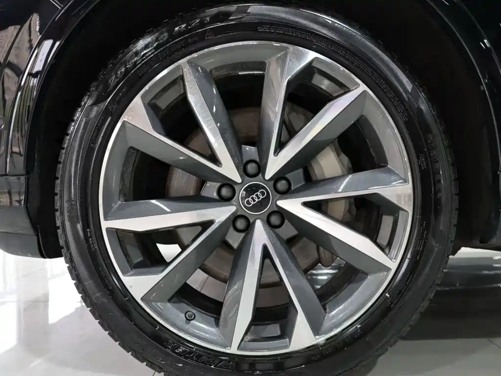 Audi Q7 2021 55 TFSI quattro S line sports version купить на сайте DeffCars