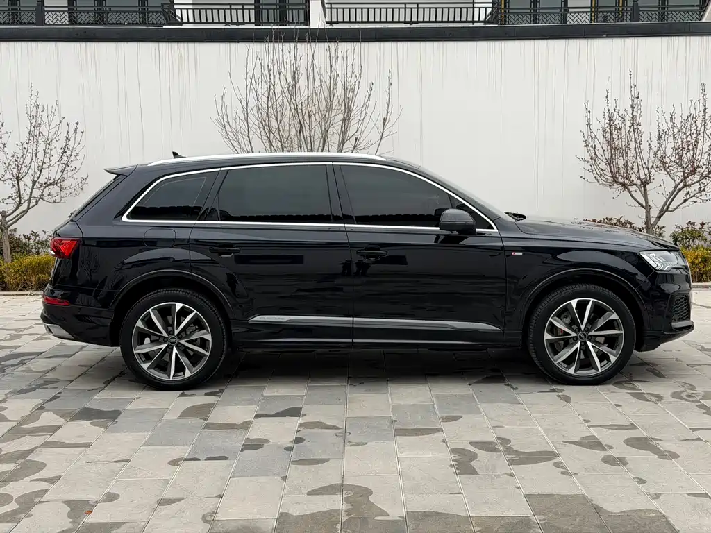 Audi Q7 2021 55 TFSI quattro S line sports version купить на сайте DeffCars