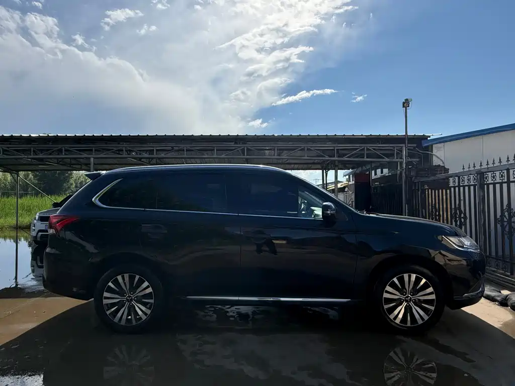 Outlander 2021 2.4L four-wheel drive exclusive version 7 seats купить на сайте DeffCars