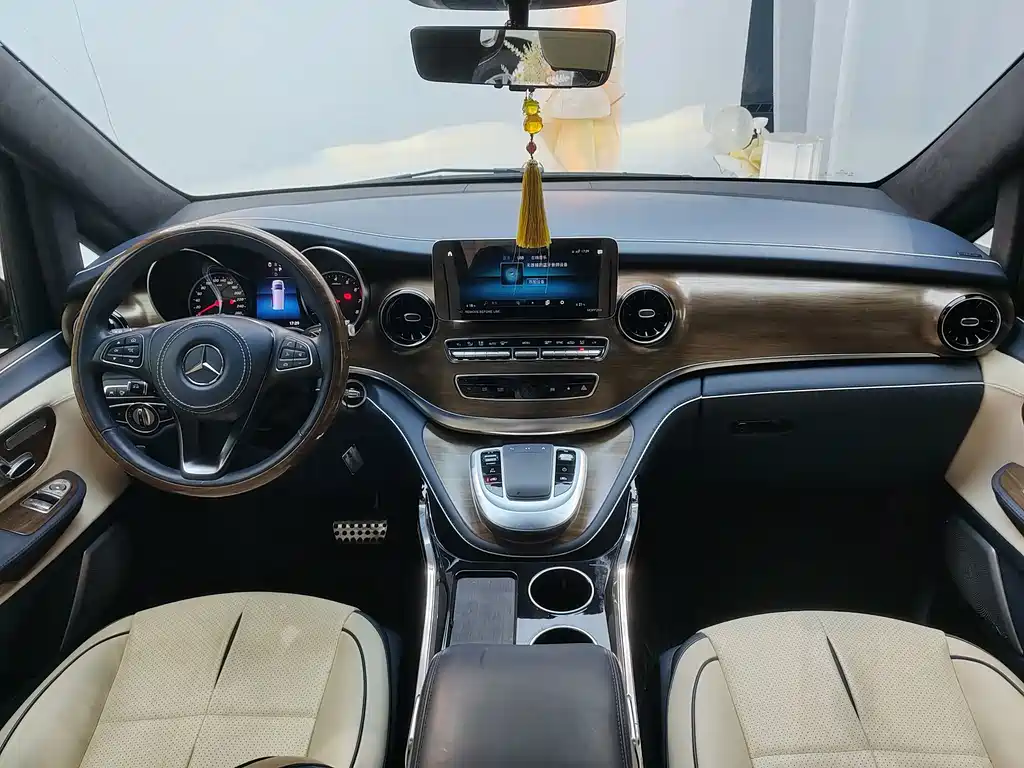 Mercedes-Benz V-Class 2021 V 260 L Long Wheelbase Premium Edition купить на сайте DeffCars