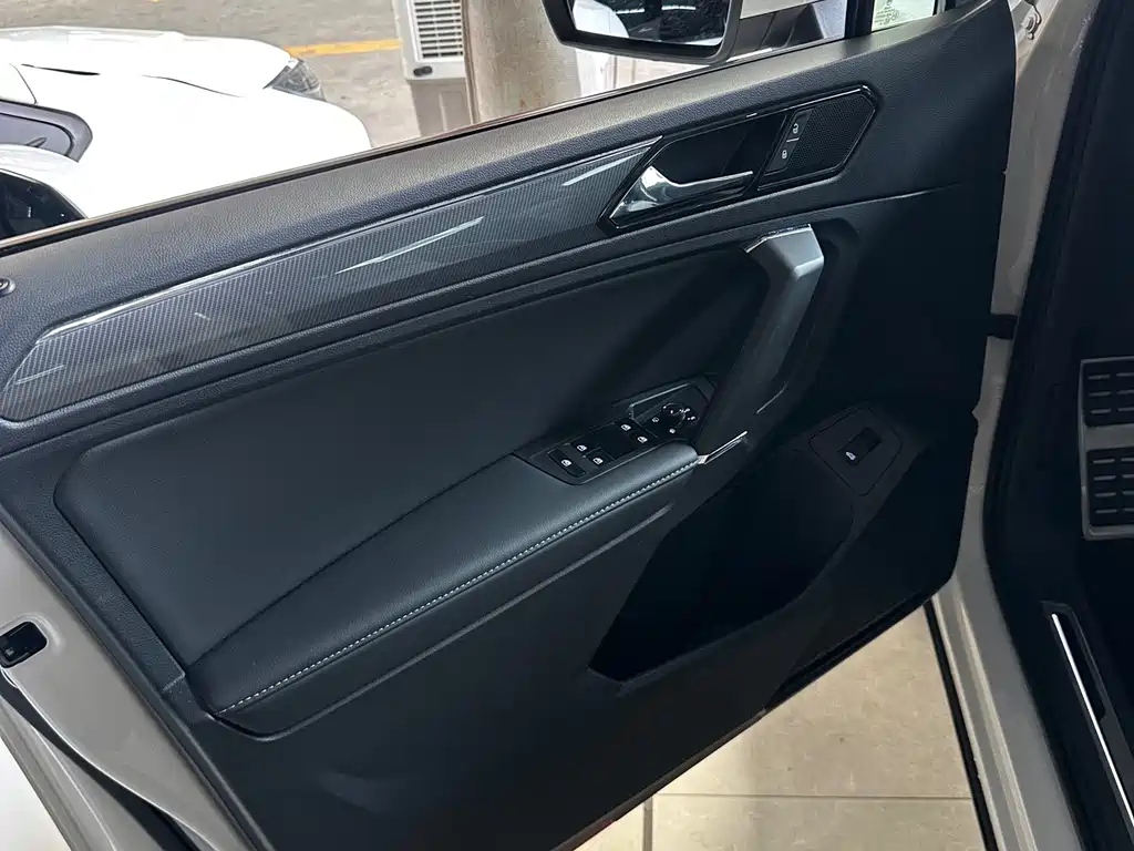 Tiguan L 2021 330TSI automatic two-wheel drive R-Line version купить на сайте DeffCars