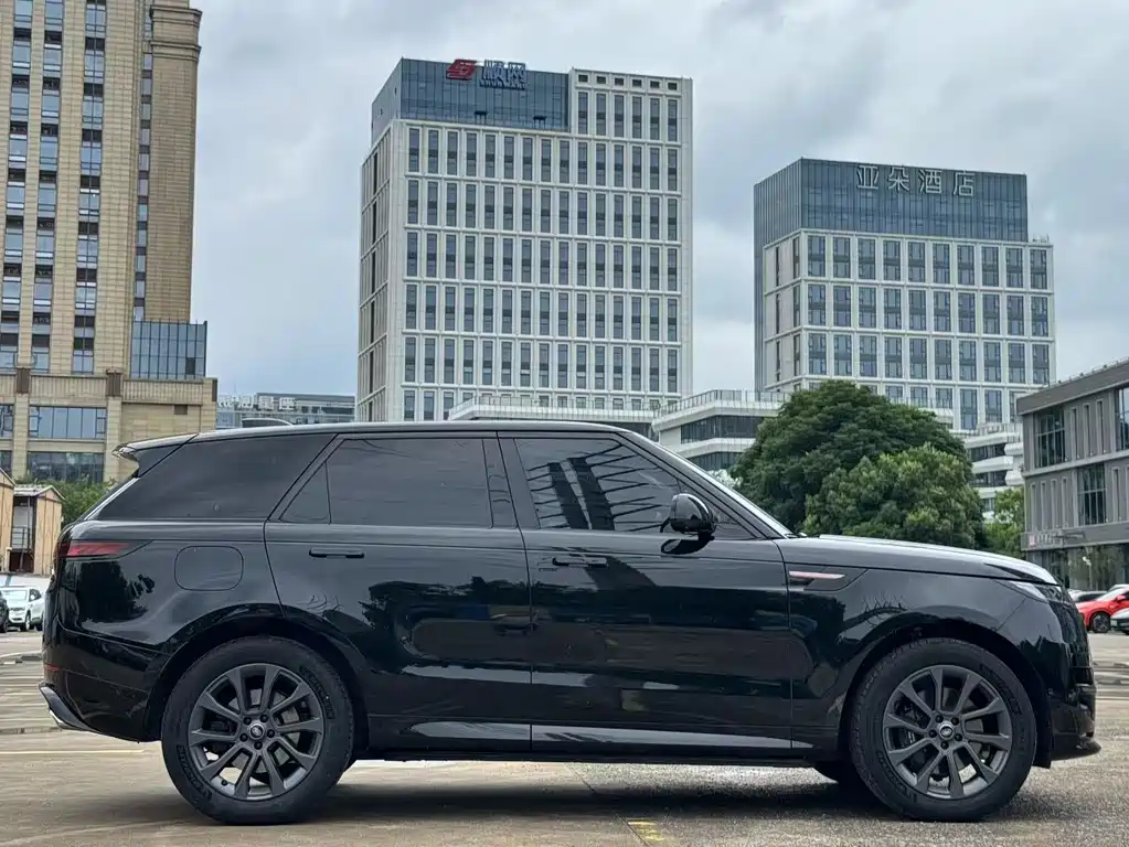 Range Rover Sport 2023 400PS Dynamic SE купить на сайте DeffCars