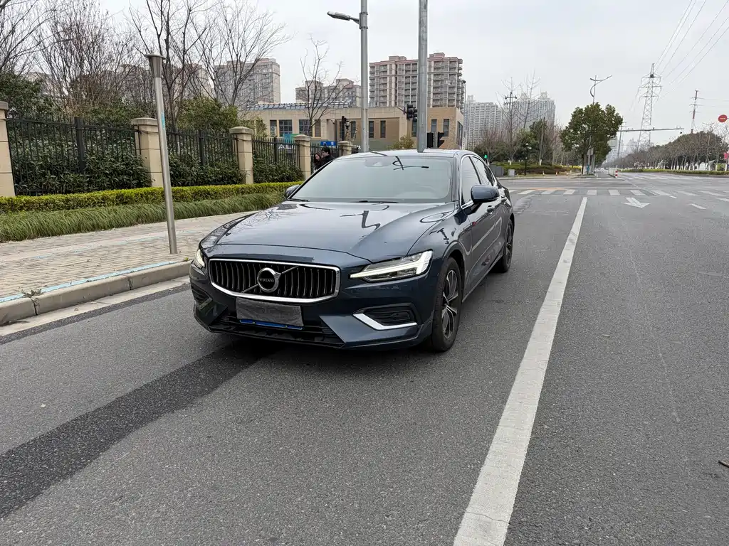 Volvo S60 2021 T4 Zhiyi Luxury Edition купить на сайте DeffCars