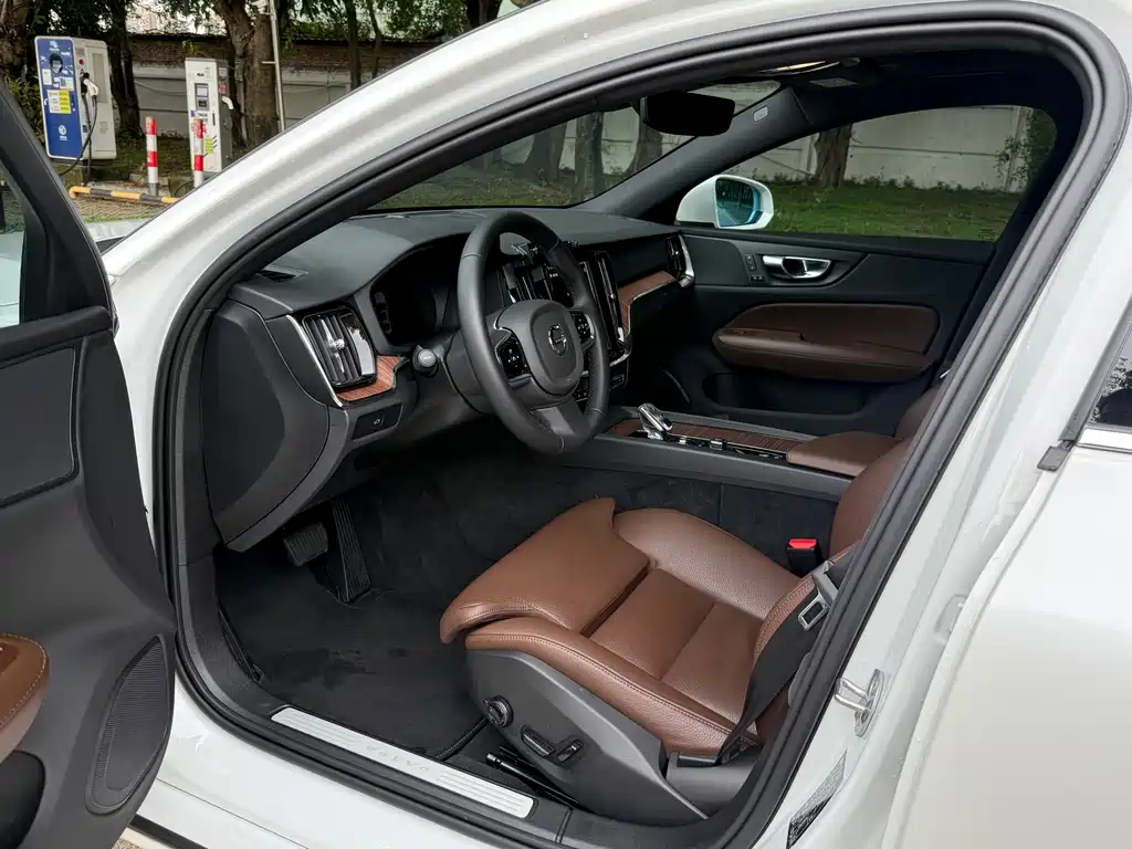 Volvo S60 2024 B4 Zhiyuan Luxury Edition купить на сайте DeffCars