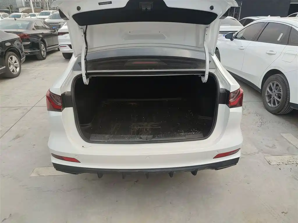 Roewe i5 2026 1.5L CVT Deluxe Edition купить на сайте DeffCars