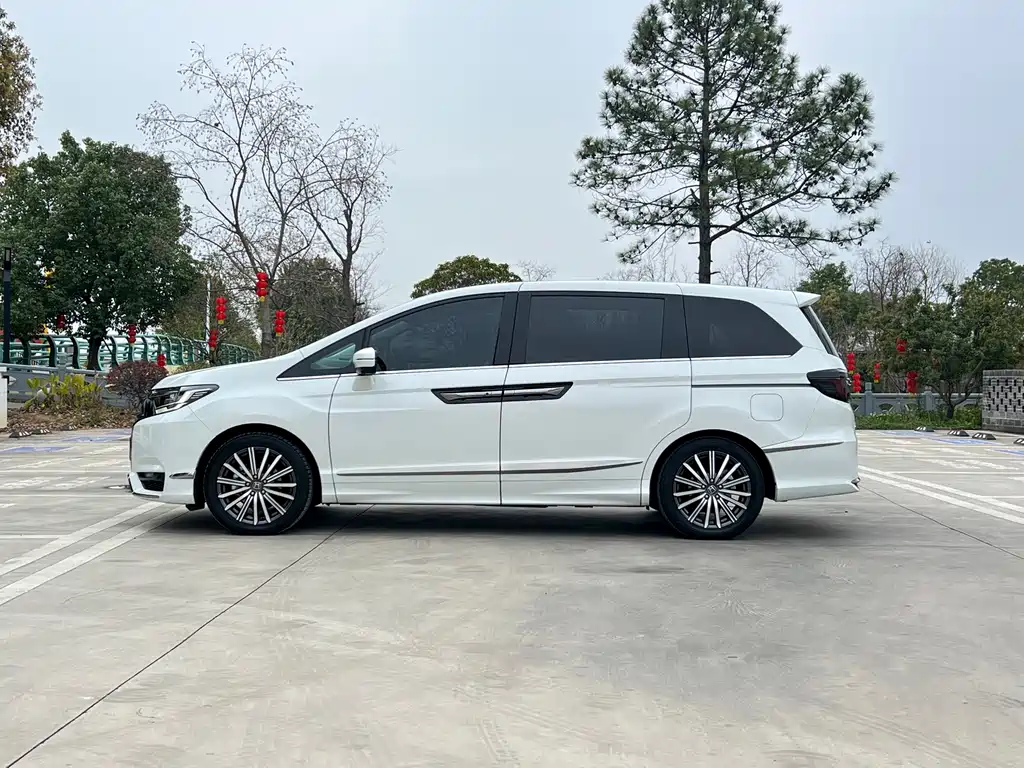 Alison 2022 2.0L e:HEV Deluxe Edition купить на сайте DeffCars
