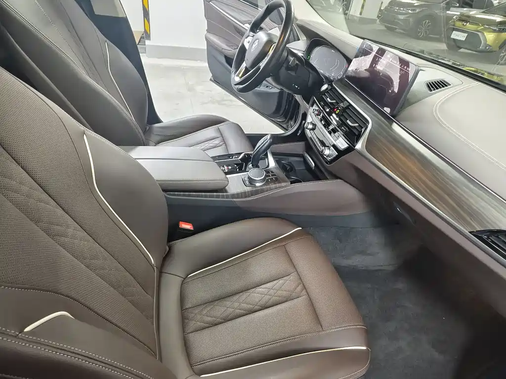 BMW 5 Series New Energy 2021 535Le Luxury Package купить на сайте DeffCars