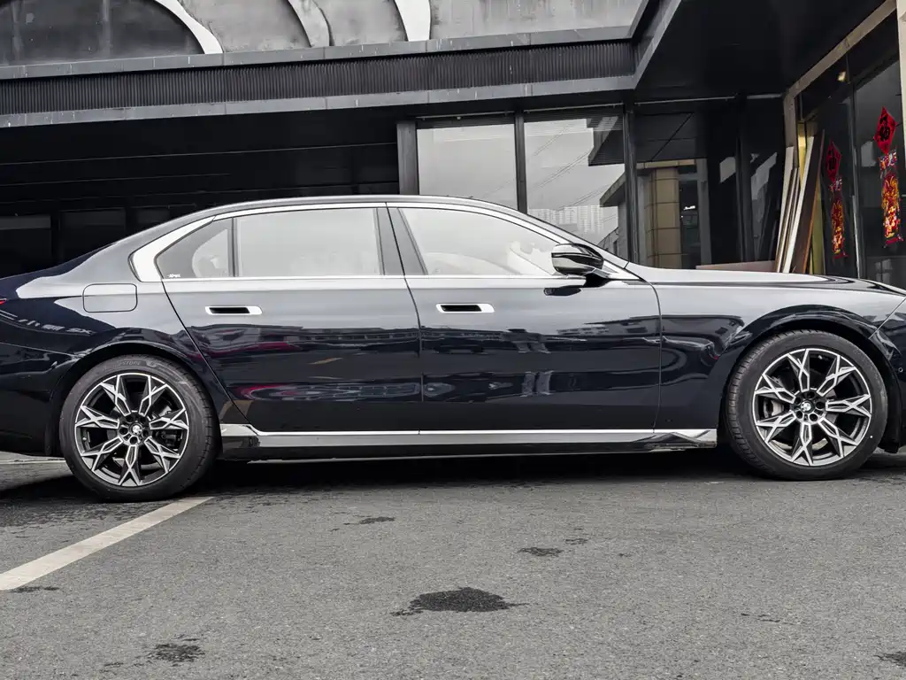 BMW 7 Series 2023 735Li Luxury Package купить на сайте DeffCars