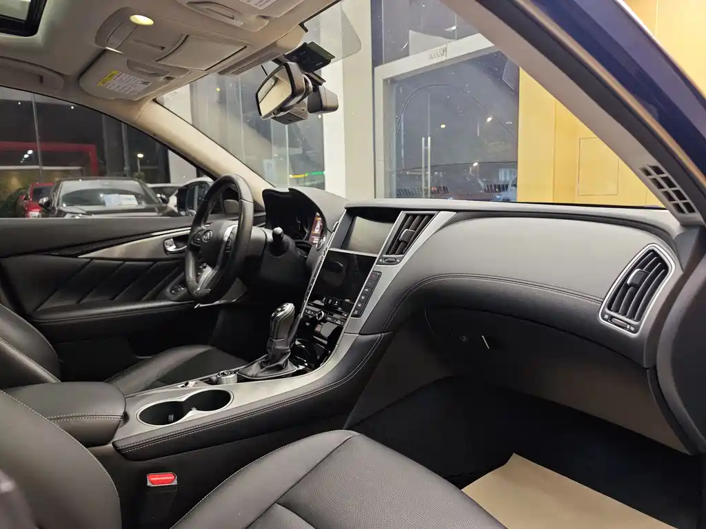 Infiniti Q50L 2018 2.0T Premium Edition National VI купить на сайте DeffCars