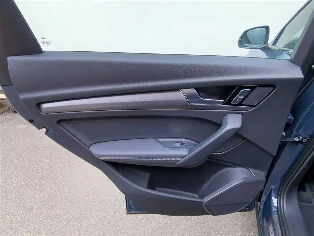 Audi Q5L 2025 45th Anniversary Collector's Edition 40 TFSI Luxurious and Dynamic купить на сайте DeffCars