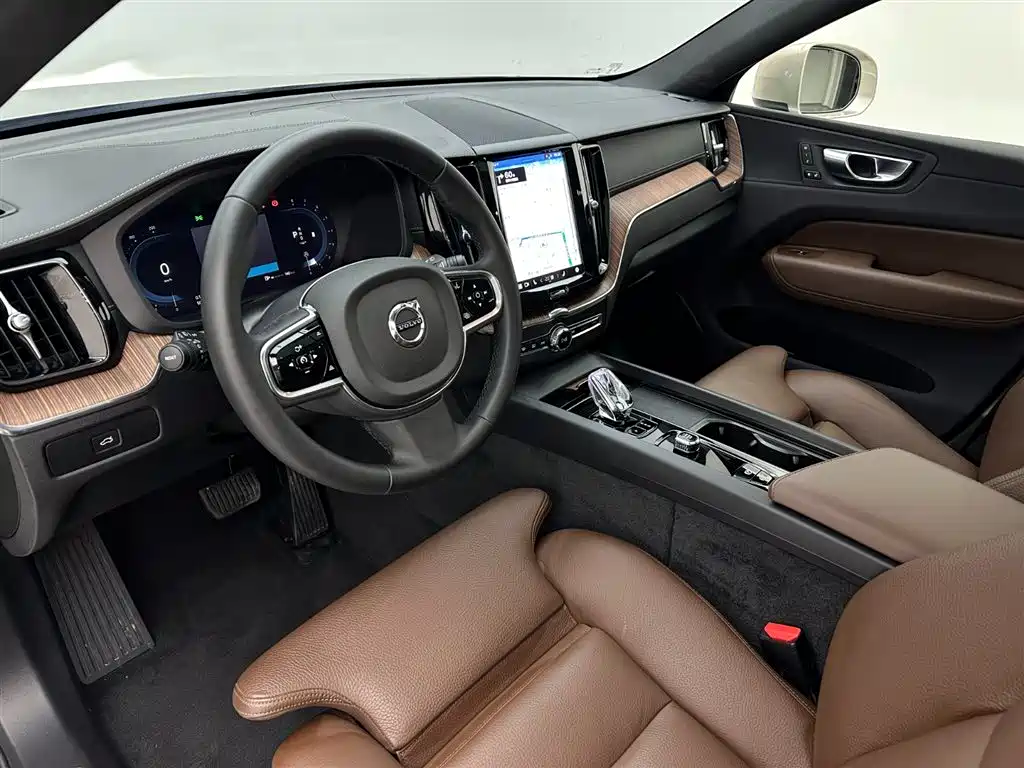 Volvo XC60 2025 B5 four-wheel drive Zhiyuan luxury version купить на сайте DeffCars