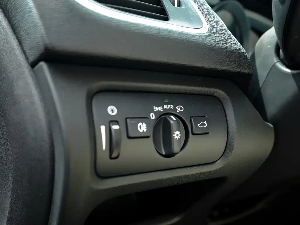 Volvo V40 2015 1.6T Zhiyi Edition купить на сайте DeffCars